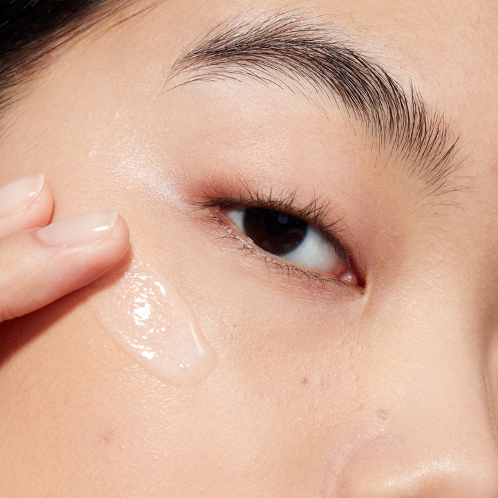 MAC Cosmetics Hyper Real Serumizer 15 ml kosteuttava seerumi lähikuva koostumuksen levityksestä poskelle.