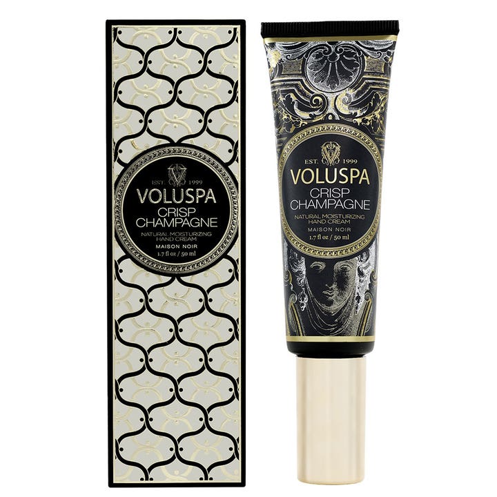 Voluspa Crisp Champagne 50 ml kosteuttava käsivoide mustassa tuubissa ja koristellussa pakkauksessa.