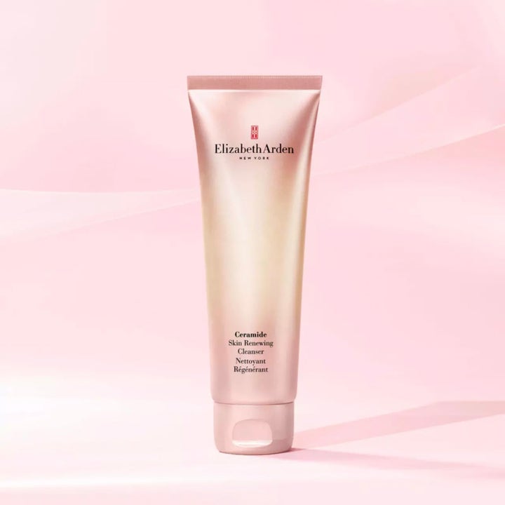 Elizabeth Arden Ceramide Skin Renewing Cleanser 125 ml uudistava puhdistusgeeli hohtavassa vaaleanpunaisessa tuubissa.