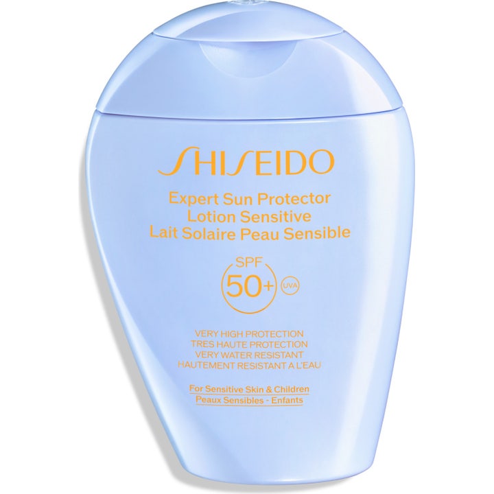 Shiseido Expert Sun Protector Lotion Sensitive SPF 50+ aurinkovoide suojaa herkkää ihoa vaaleansinisessä pullossa.