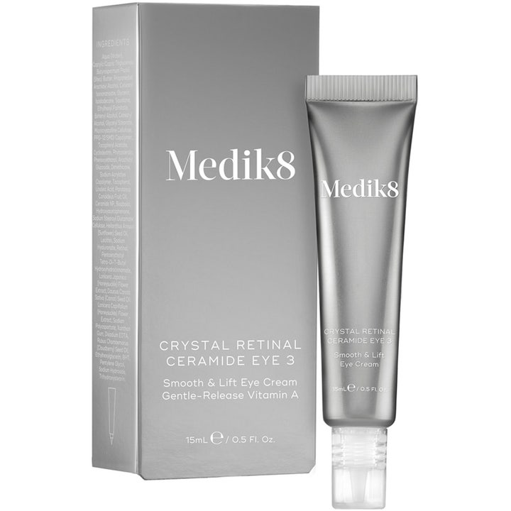 Medik8 Crystal Retinal Ceramide Eye 3 15 ml silmänympärysvoide harmaassa pakkauksessa ja tuubissa.