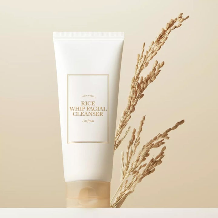 I'm from Rice Whip Facial Cleanser 150 ml kirkastava puhdistusaine valkoisessa tuubissa riisintähkien kanssa.