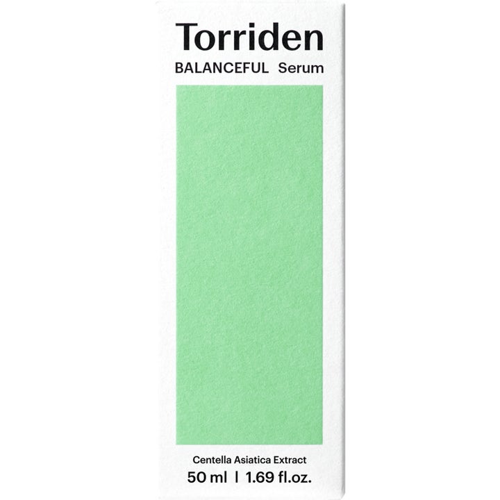 Torriden BALANCEFUL Cica Serum 50 ml rauhoittava seerumi valkoisessa pahvipakkauksessa jossa on suuri vihreä alue.