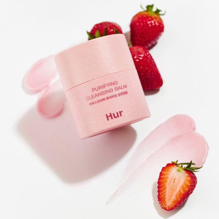 House of Hur Purifying Cleansing Balm 50 ml puhdistusvoide pinkissä purkissa mansikoilla ja voidepyyhkäisyillä.