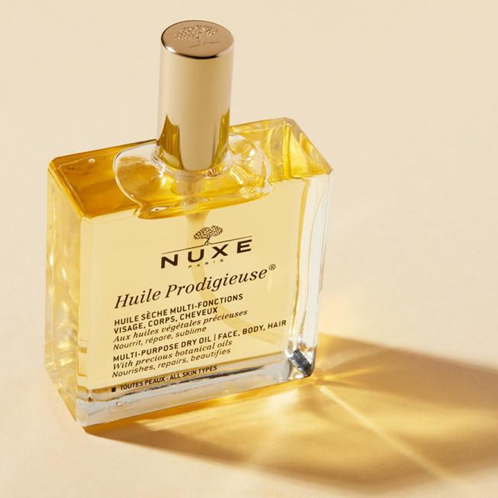Nuxe Huile Prodigieuse 100 ml ravitseva kuivaöljy kasvoille ja vartalolle kultaisella korkilla varustetussa lasipullossa.