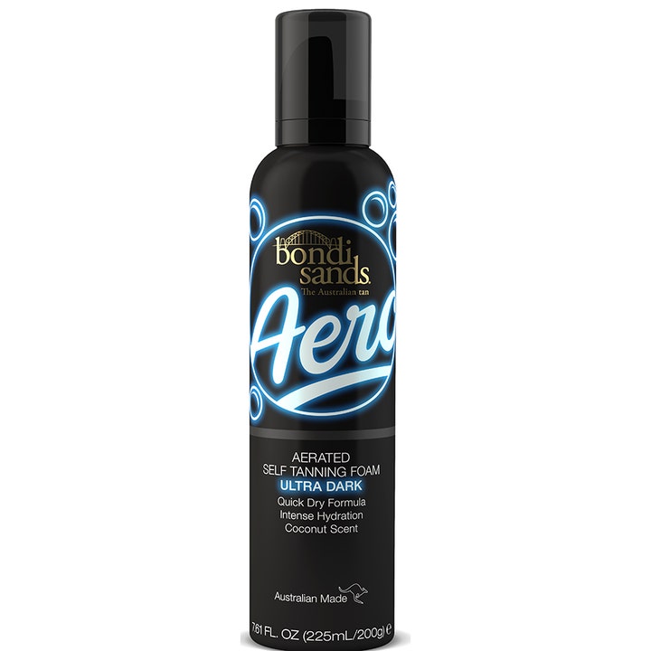 Bondi Sands Aero Ultra Dark 225 ml itseruskettava vaahto luo syvän päivetyksen mustassa pullossa neoninsinisin kuplakuvioin.
