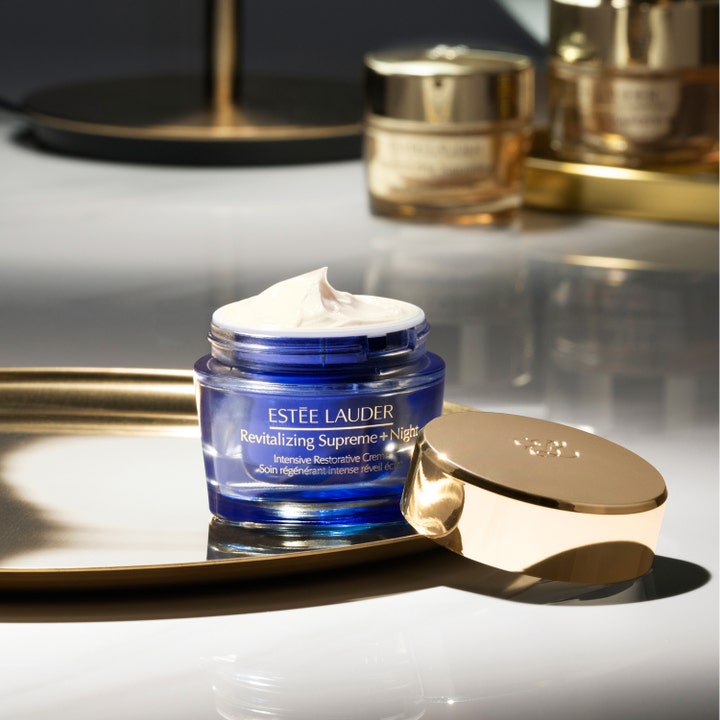 Estée Lauder Revitalizing Supreme + Night Cream 50 ml uudistava yövoide sinisessä lasipurkissa kultakannella.
