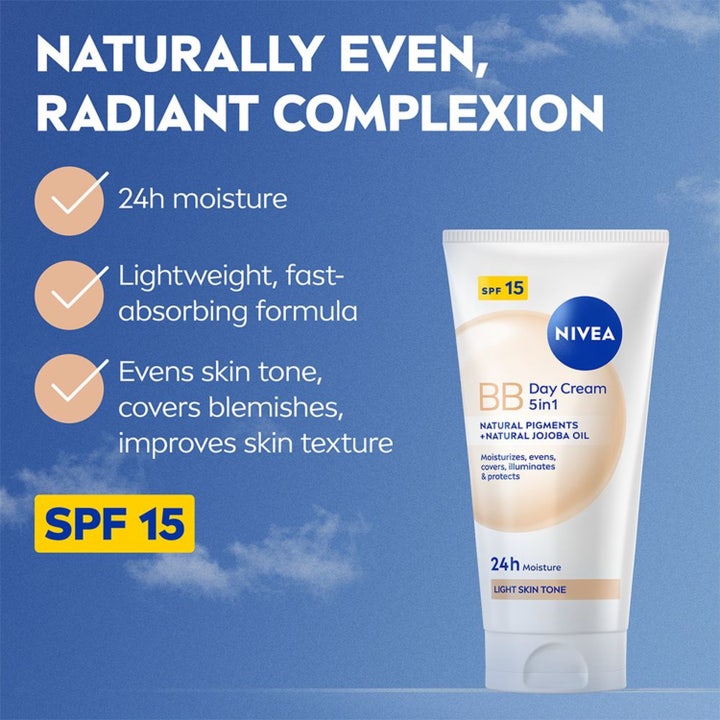 Nivea BB Tinted Moisturiser SPF 15 Light 50 ml sävyttävä päivävoide valkoisessa tuubissa sinisellä taivaalla