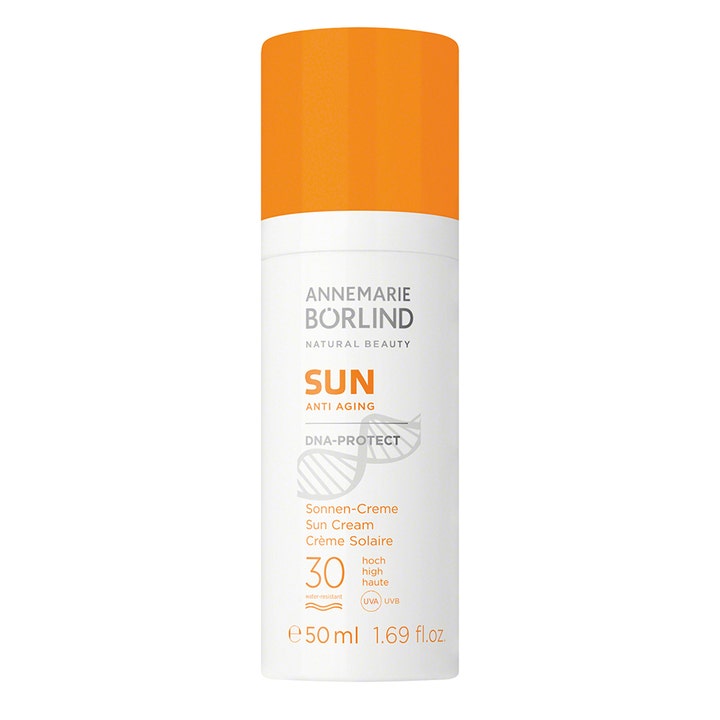 Annemarie Börlind Sun Anti Aging DNA-Protect 50 ml ikääntymistä estävä aurinkovoide valkoisessa pullossa oranssilla korkilla
