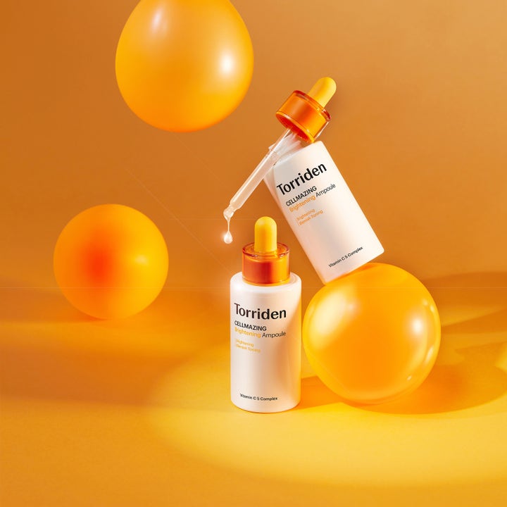 Torriden CELLMAZING Vita C Brightening Ampoule 30 ml kirkastava C-vitamiiniseerumi valkoisissa pulloissa oranssilla taustalla