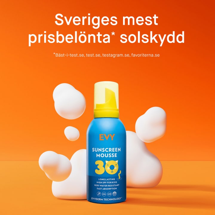 EVY Technology Sunscreen Mousse For Kids SPF30 150 ml aurinkosuoja ja valkoisia vaahtopalloja oranssilla taustalla.