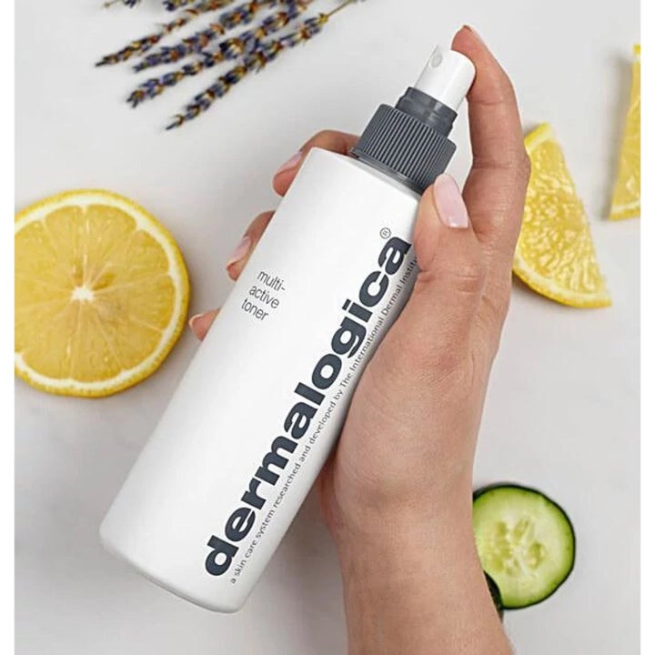Dermalogica Multi-Active Toner Duo kosteuttava kasvovesi suihkepullossa kädessä sitruunan, kurkun ja laventelin kera