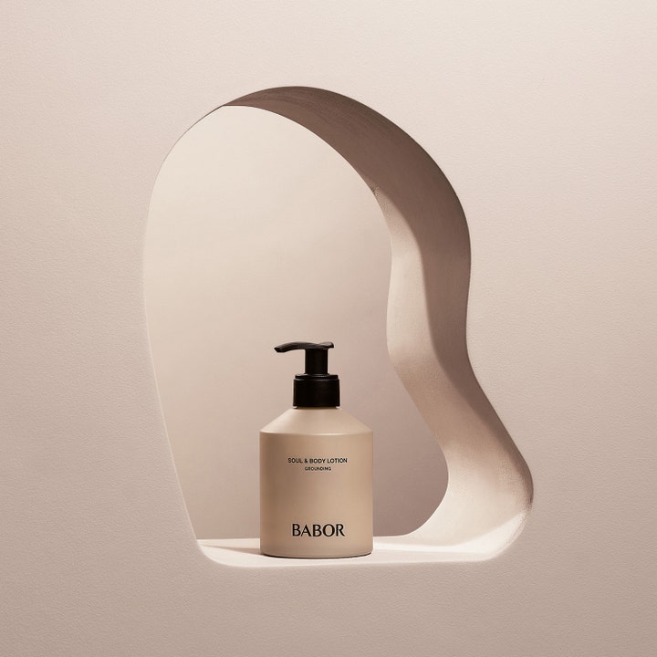 Babor Soul & Body Lotion 250 ml kosteuttava Grounding-vartalovoide beigessä pumppupullossa taiteellisessa syvennyksessä