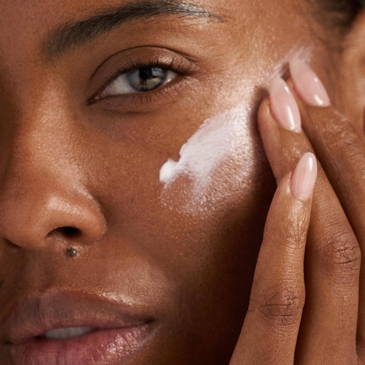 Dermalogica Dynamic Skin Recovery SPF50 100 ml kiinteyttävä päivävoide levittyy pehmeästi kasvojen iholle.