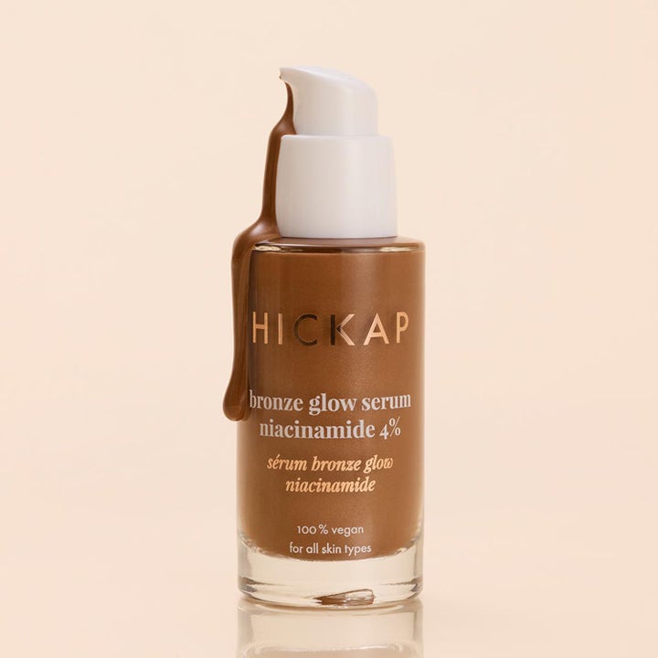 Hickap Bronze Glow Serum 30 ml heleyttävä niasiiniamidiseerumi jonka ruskea koostumus valuu alas lasista pumppupulloa