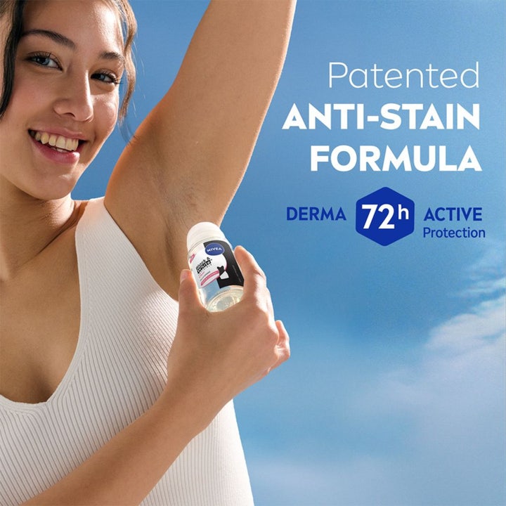NIVEA Black & White Original 50 ml roll-on-deodorantti ja x5 Anti -teksti mustavalkoisella taustalla.