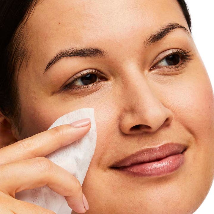 No7 Biodegradable Wipes 30 kpl biohajoavat puhdistusliinat, joilla nainen puhdistaa kasvonsa.