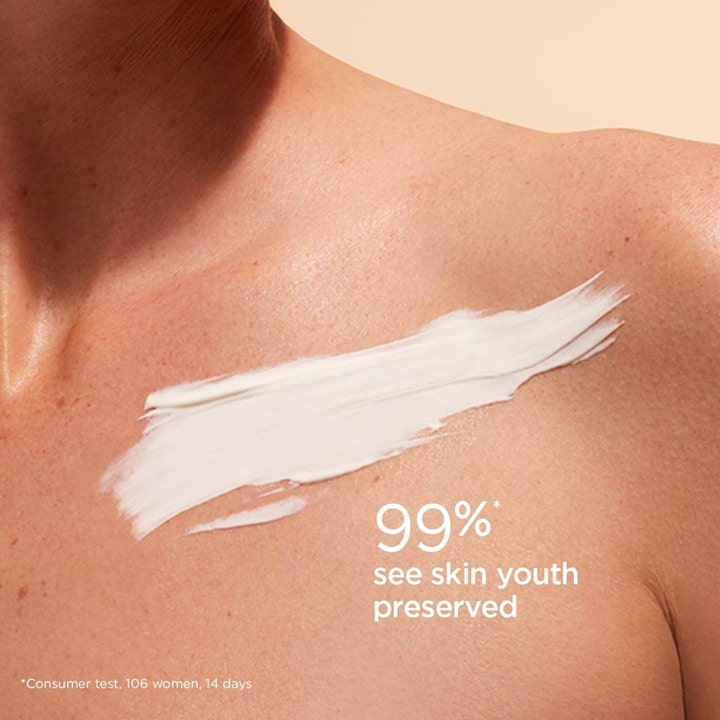 Clarins Youth-protecting Sunscreen SPF30 150 ml suojaava aurinkovoide ja iholle levitetty valkoinen voidekoostumus.