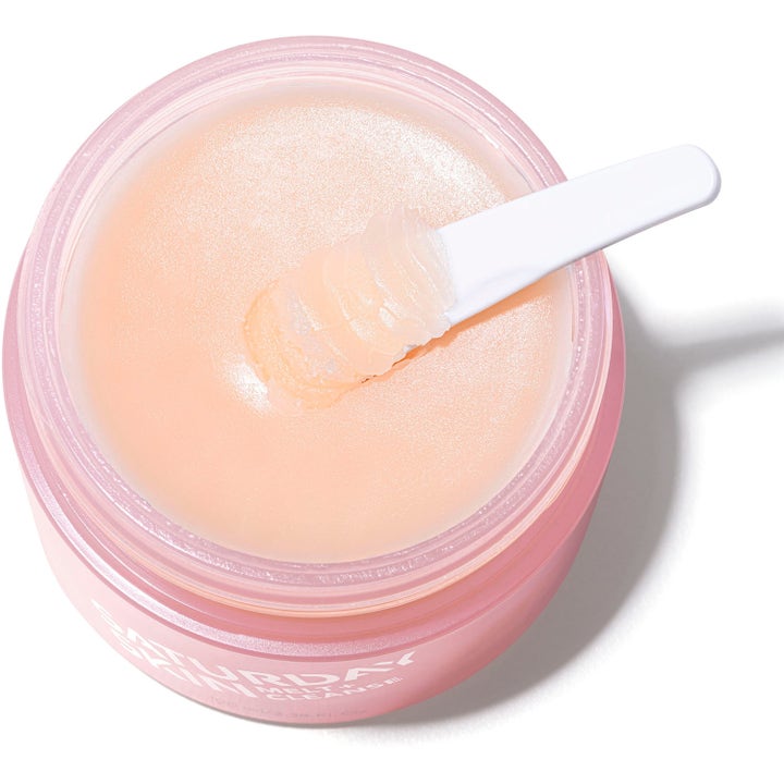 Saturday Skin Melt + Cleanse Makeup Melting Balm 100 ml puhdistusbalmi ja valkoinen spaatteli vaaleanpunaisessa purkissa