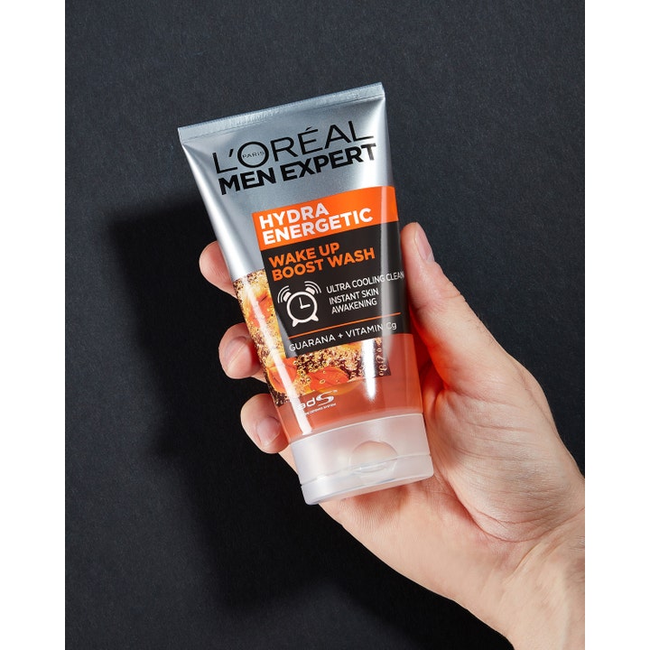 L'Oréal Paris Men Expert Hydra Energetic 100 ml virkistävä puhdistusgeeli kädessä mustalla taustalla