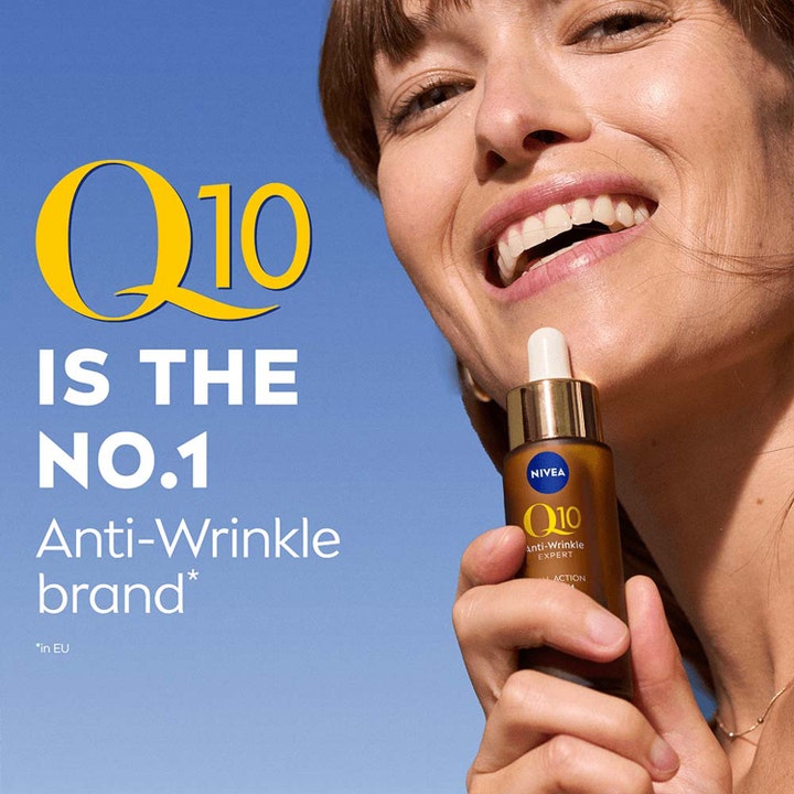 NIVEA Q10 Anti-Wrinkle Expert Dual Action 30 ml ryppyjä silottava seerumi jota nainen pitelee NO.1 brändi tekstillä.