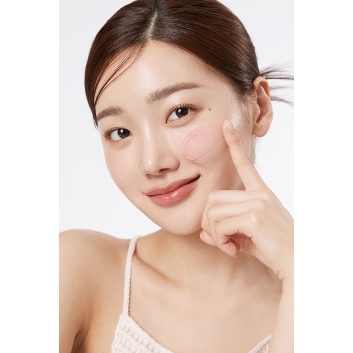 Medicube Collagen Jelly Cream 50 ml kosteuttava kasvovoide jota malli levittää poskelle upean glown saamiseksi
