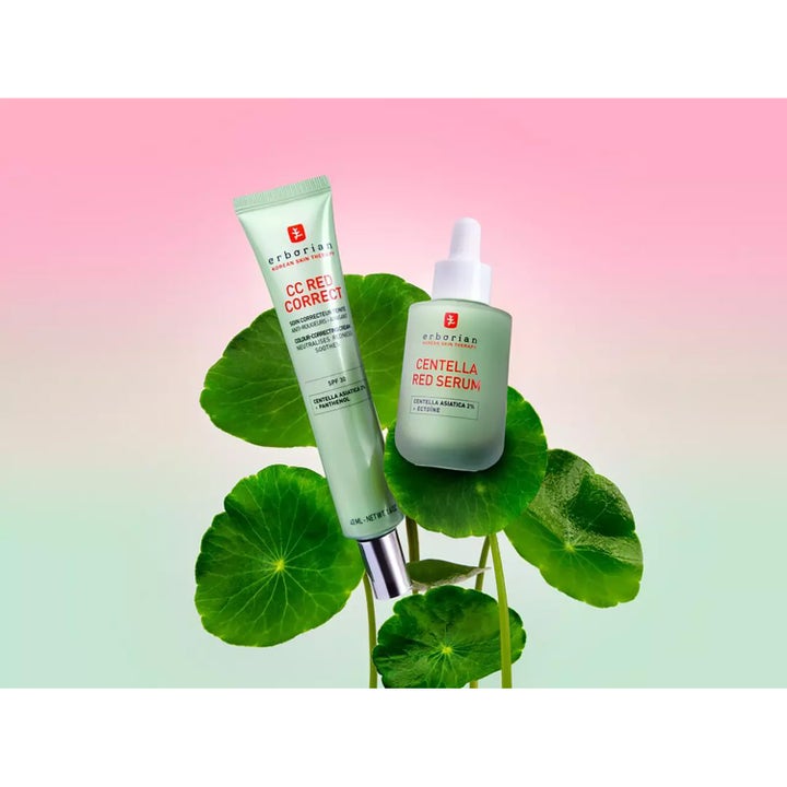 Erborian Centella Red Serum 30 ml rauhoittava seerumi pipettipullossa vihreiden rohtosammakonputken lehtien päällä.