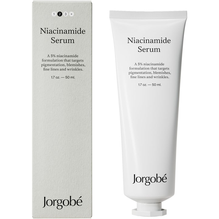 Jorgobé Niacinamide Serum 50 ml silottava kasvoseerumi valkoisessa tuubissa ja pahvipakkauksessa.