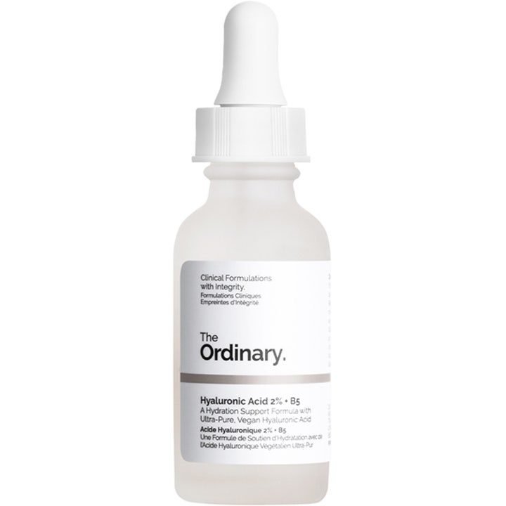 The Ordinary Hyaluronic Acid 2% + B5 kosteuttava seerumi huurteisessa lasipullossa valkoisella pipetillä
