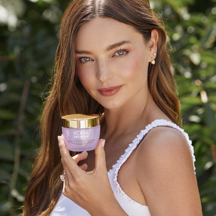 KORA Organics Plant Stem Cell Retinol Alternative Moisturizer 50 ml silottava voide liilassa purkissa mallin kädessä.