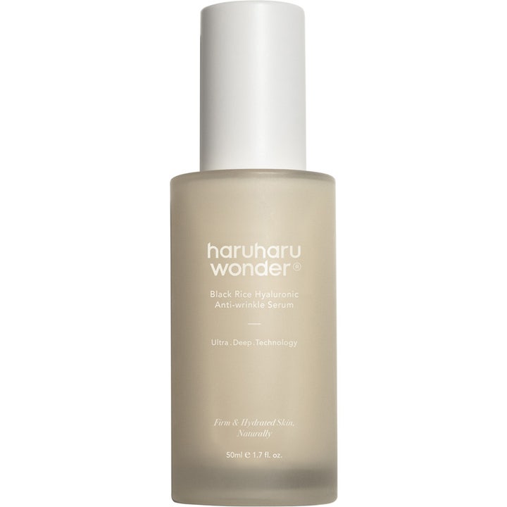 Haruharu Wonder Black Rice Hyaluronic Anti-wrinkle Serum 50ml silottava seerumi huurteisessa lasipullossa valkoisella korkilla
