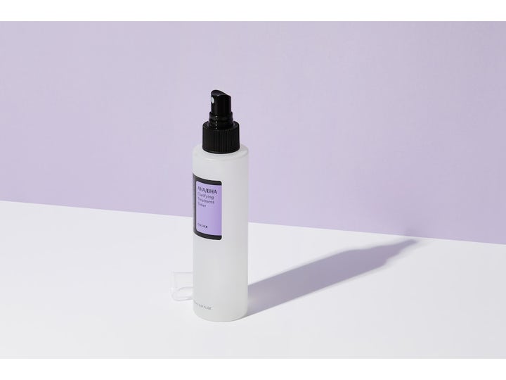 COSRX AHA/BHA Clarifying Treatment Toner 150 ml kirkastava kasvovesi huurteisessa pullossa liilaa taustaa vasten.
