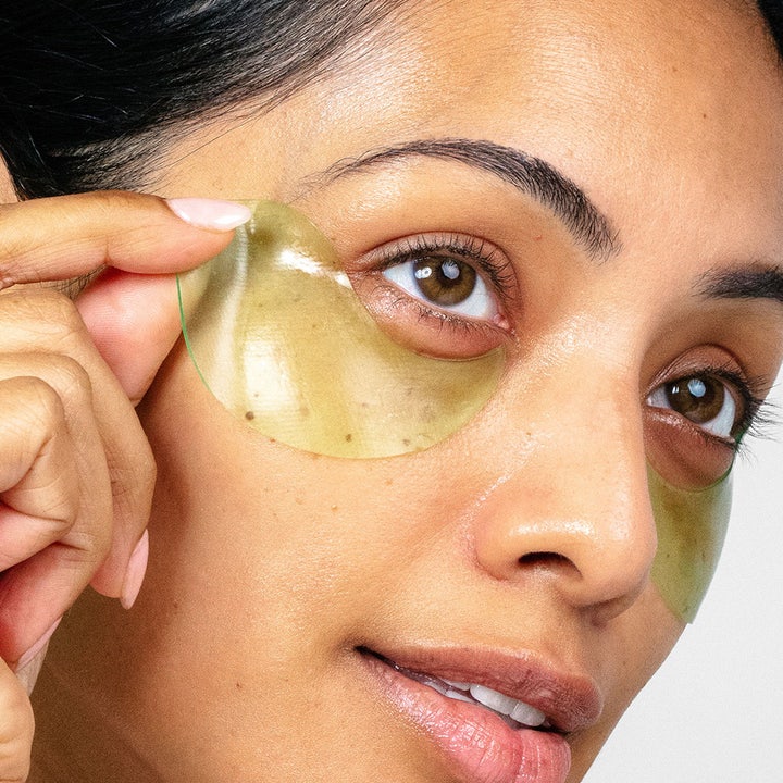 PÜR Mellow Eyes Rejuvenating Eye Patches 90 g virkistävä silmänympärysnaamio on vihreä hydrogeelilappu iholla.