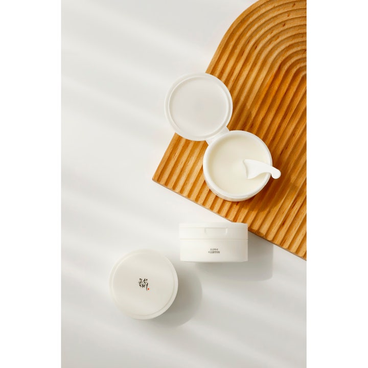 Beauty of Joseon Radiance Cleansing Balm 100 ml kirkastava puhdistusvoide valkoisessa purkissa spaattelin kera.