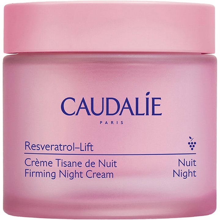 Caudalie Resveratrol-Lift Firming Night Cream kiinteyttävä yövoide vaaleanpunaisessa huurteisessa lasipurkissa.