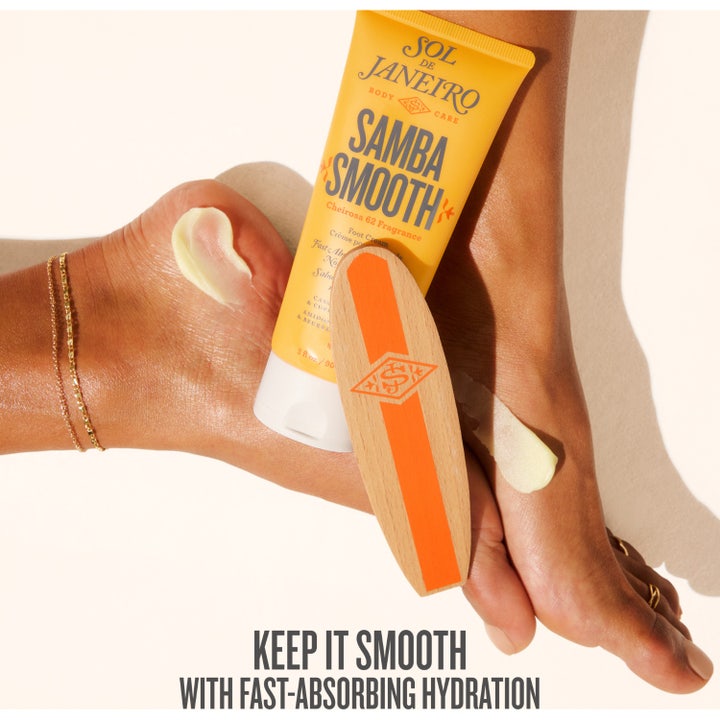 Sol de Janeiro Samba 2-Step Foot Fetish Care 90 ml kosteuttava jalkavoide keltaisessa tuubissa ja surffilautaviila.