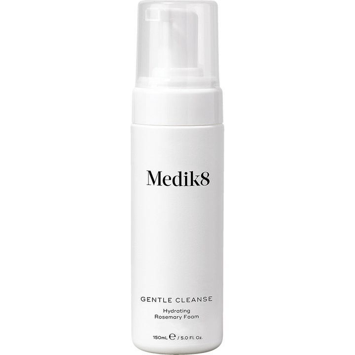 Medik8 Gentle Cleanse 150 ml kosteuttava puhdistusvaahto valkoisessa pumppupullossa läpinäkyvällä korkilla.