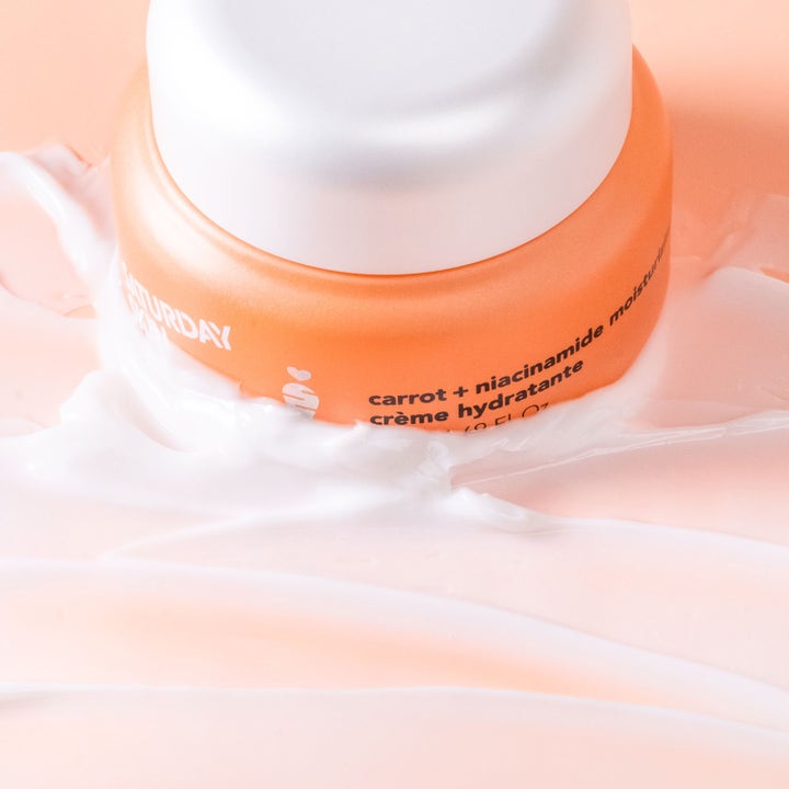 Saturday Skin Carrot + Niacinamide Moisturizing Cream 30 ml kosteuttava kasvovoide oranssissa purkissa voiteen seassa