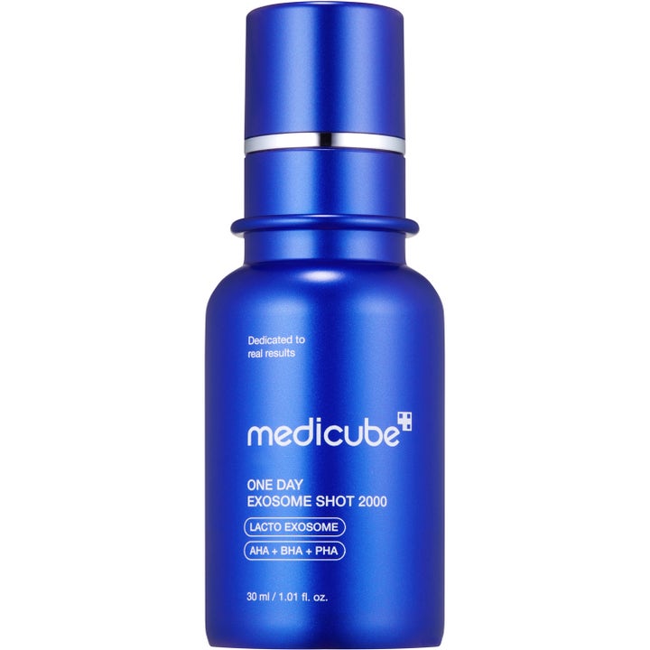 Medicube One Day Exosome Shot 2000 30 ml kuoriva seerumi sinisessä metallinhohtoisessa pullossa hopeisella renkaalla.