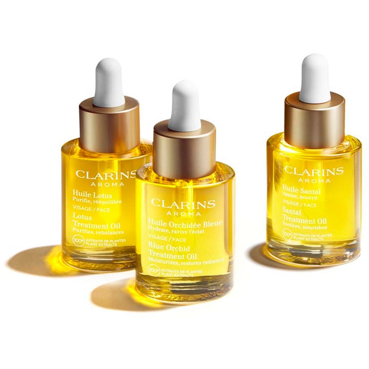 Clarins Face Treatment Oil Santal 30 ml ravitseva kasvoöljy kolmessa kultakorkkisessa lasipullossa.