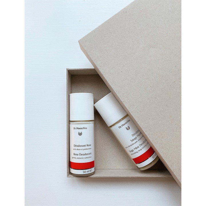 Dr. Hauschka Rose Deodorant 50 ml suojaava ja hellävarainen deodorantti valkoisessa roll-on-pullossa pahvirasiassa.