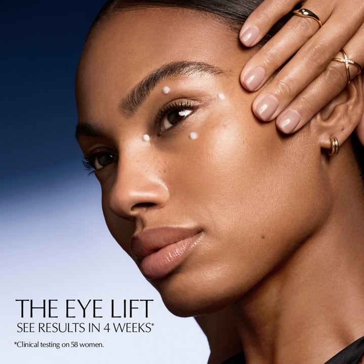 Estée Lauder Advanced Night Repair Eye Lift + Sculpt 15 ml silmänympäriseerumi nainen ja teksti The Eye Lift