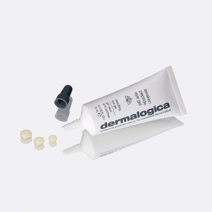 Dermalogica Awaken Peptide Eye Gel 15 ml turvotusta vähentävä silmänympärysgeeli valkoinen tuubi ja geelipisaroita