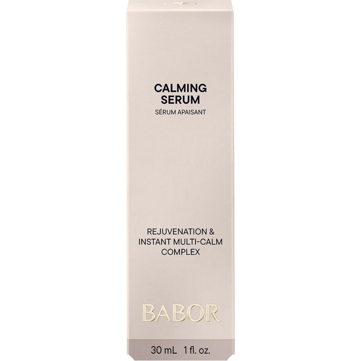 Babor Calming Serum 30 ml rauhoittava seerumi herkälle iholle valkoisessa pakkauksessa vaaleanpunaisella etiketillä.