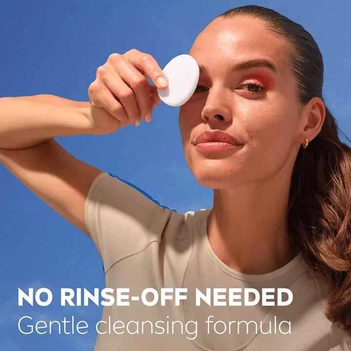 NIVEA Derma Skin Clear Micellar Water 400 ml puhdistaa ihon hellävaraisesti vanulapulla ilman huuhtelua.
