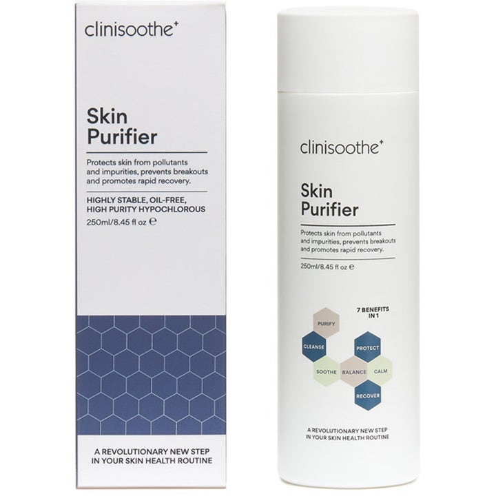 Clinisoothe Skin Purifier 250 ml kasvovesi rauhoittaa ihoa valkoisessa pullossa ja sinikuvioisessa pakkauksessa.