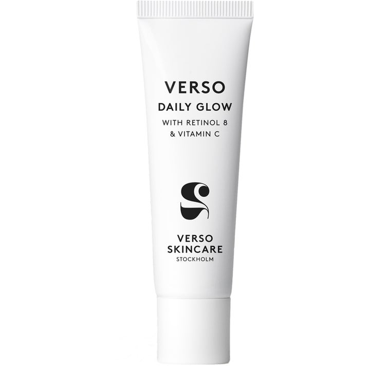 Verso Daily Glow heleyttävä kasvovoide sisältää retinol 8 ja C-vitamiinia valkoisessa minimalistisessa tuubissa.