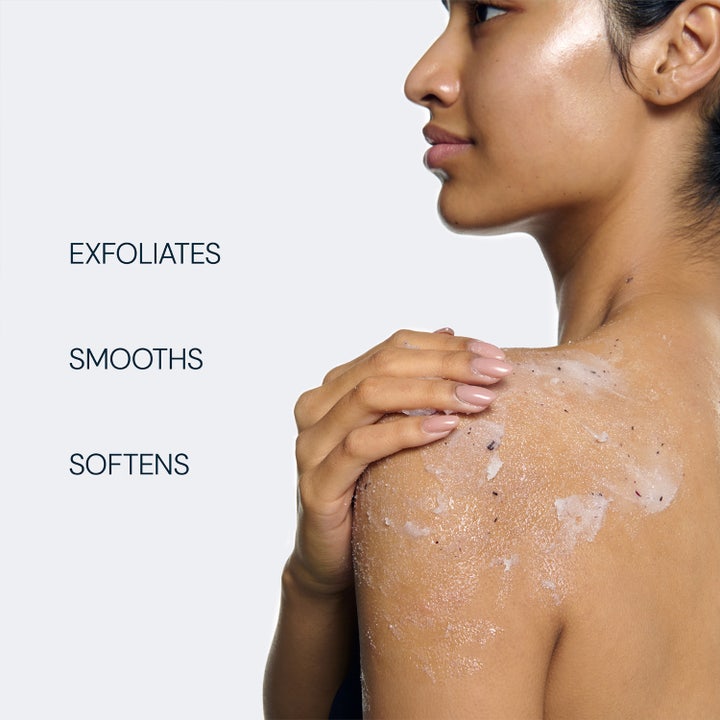 Elemis Frangipani Monoi Salt Glow Body Exotics 490 g rakeinen vartalokuorinta silottaa ja pehmentää ihoa.