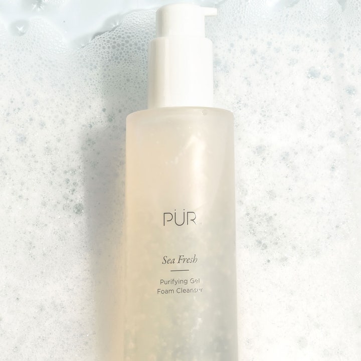 PÜR Sea Fresh Purifying Gel Foam Cleanser 150 ml syväpuhdistava puhdistusgeeli huurteisessa pumppupullossa vaahdon keskellä