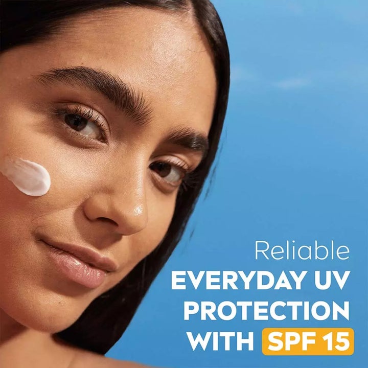 NIVEA Soft Daily UV Moisturizing Cream 100 ml kosteusvoide antaa UV-suojan, kuvassa nainen ja SPF 15 -teksti.